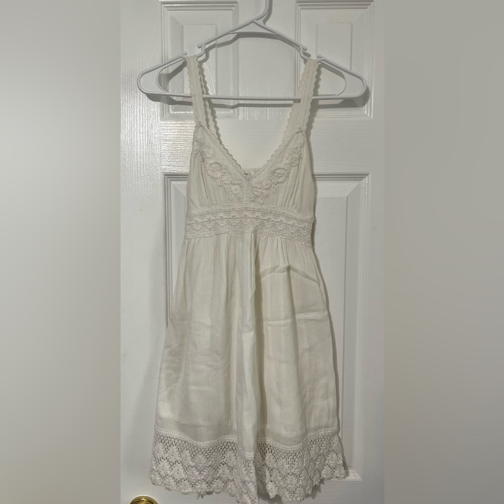 O’Neill white crochet and floral detail summer dress. Small.